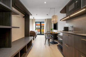 Estúdio conforto | Cozinha privada | Frigobar, micro-ondas, cooktop, lava-louças