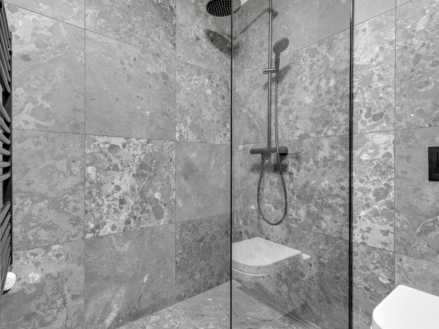 Une salle de bain moderne équipée d’une douche, de toilettes et d’un lavabo.