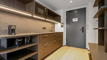 Comfort Studio | Private kitchen | Mini-fridge, microwave, stovetop, cookware/dishes/utensils