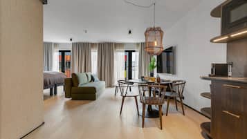 Estudio Deluxe | Cocina privada | Frigorífico pequeño, microondas, placa de cocina y lavavajillas