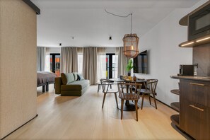 Deluxe Studio | Private kitchen | Mini-fridge, microwave, stovetop, dishwasher