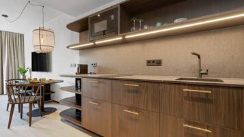 Comfort-Studio | Eigene Küche | Mini-Kühlschrank, Mikrowelle, Herdplatte, Kochgeschirr/Geschirr/Besteck