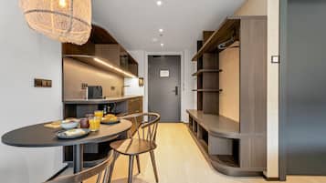 Comfort Studio | Private kitchen | Mini-fridge, microwave, stovetop, dishwasher