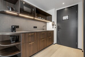 Economy Studio | Private kitchen | Mini-fridge, microwave, stovetop, cookware/dishes/utensils