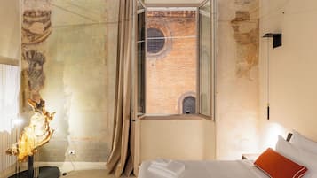 Deluxe-Vierbettzimmer, Stadtblick | Kostenloses WLAN