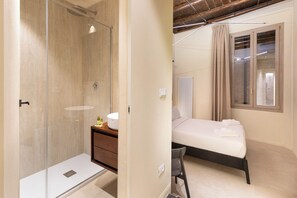 Deluxe-Doppelzimmer | Badezimmer | Dusche, Haartrockner, Handtücher