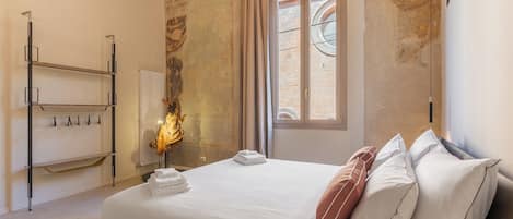 Deluxe vierpersoonskamer, uitzicht op de stad | Uitzicht vanuit de kamer