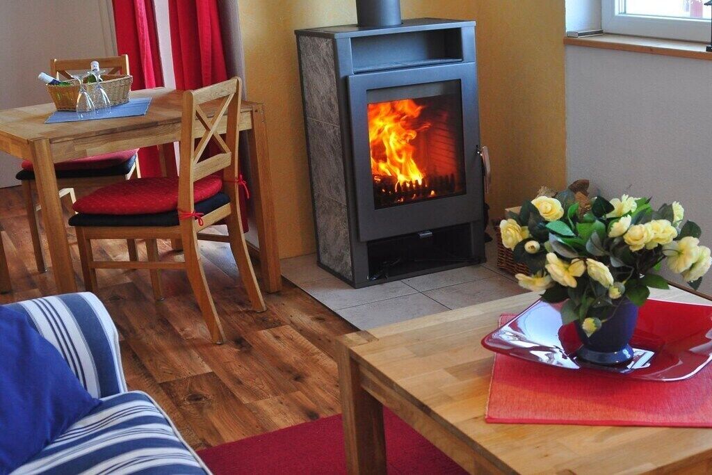 Smart-TV, Kamin, DVD-Player, Bücher