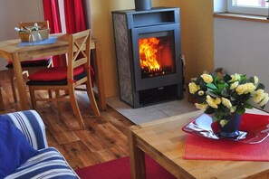 Smart-TV, peis, DVD-spiller og bøker