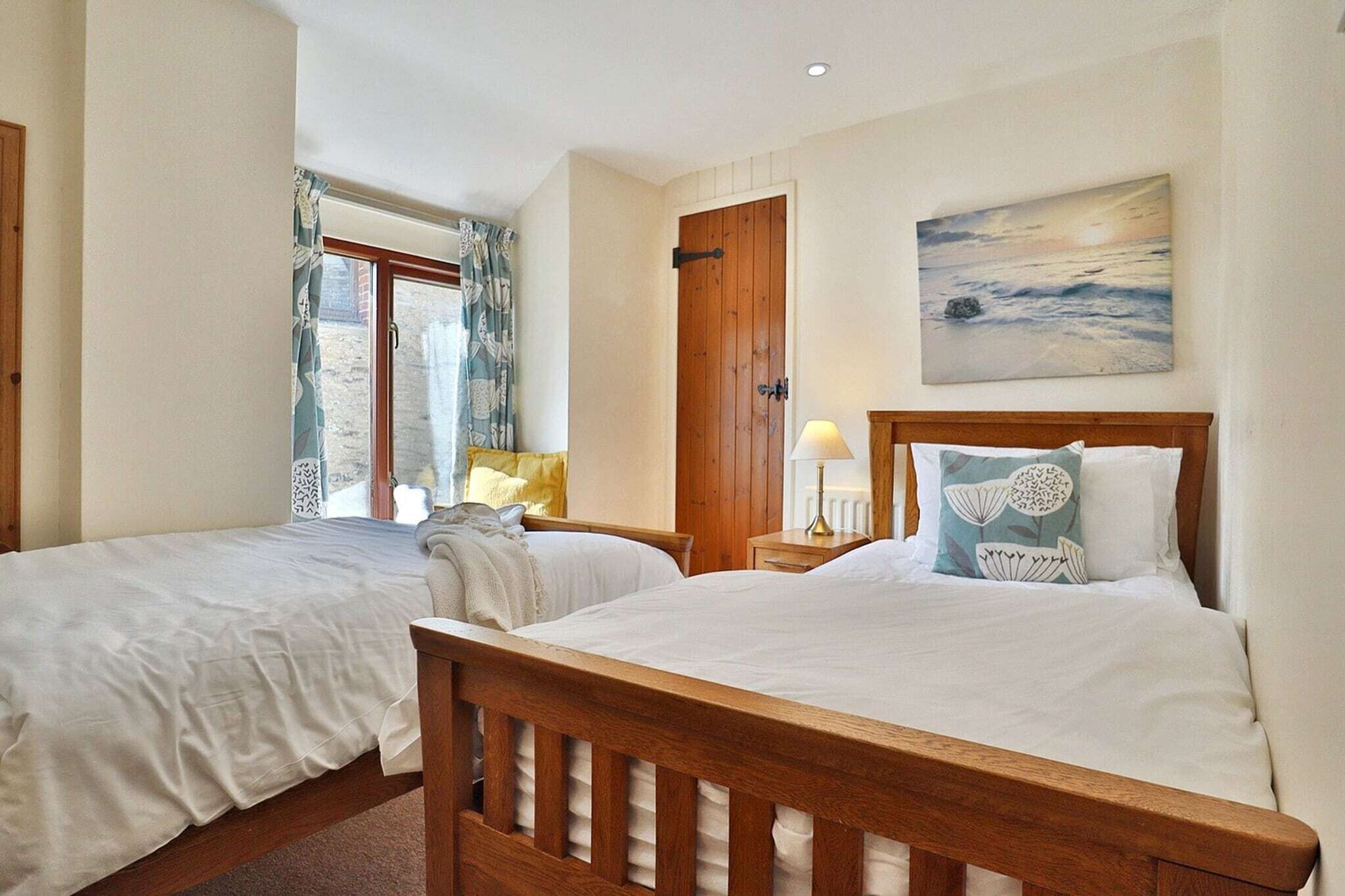 2 chambres, bureau, fer et planche à repasser, draps fournis