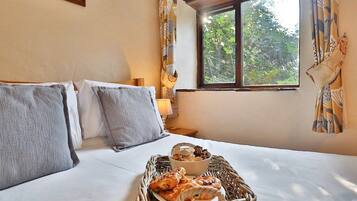 2 bedrooms, desk, iron/ironing board, bed sheets