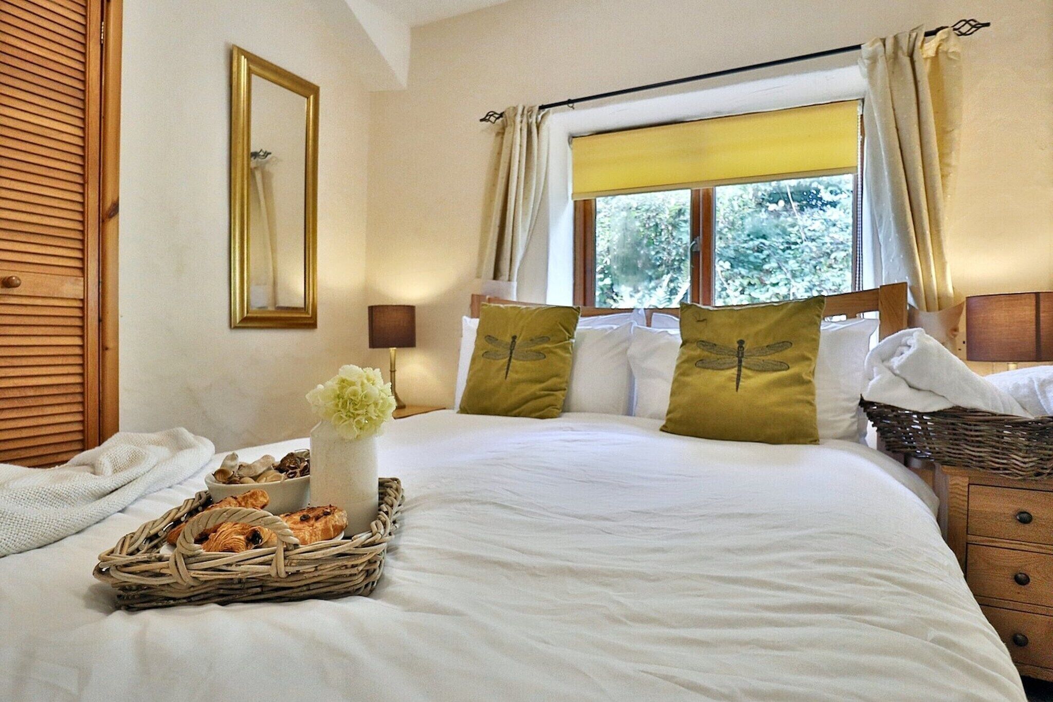 2 bedrooms, desk, iron/ironing board, bed sheets