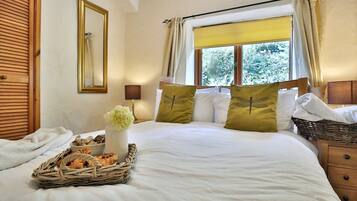 2 bedrooms, desk, iron/ironing board, bed sheets