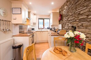 Stovetop, dining tables - North Devon Cottages by Belvilla The Barn Cottages (Ilfracombe)