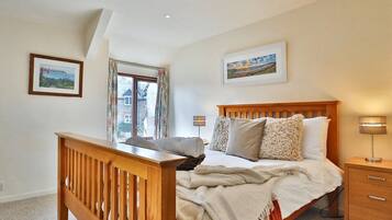 2 bedrooms, desk, iron/ironing board, bed sheets