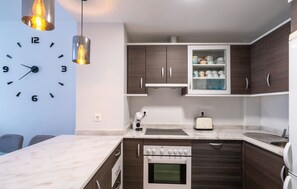 Kjøleskap, mikrobølgeovn, ovn og kokeplater