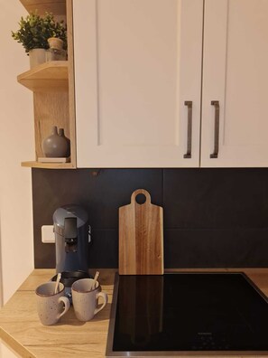 Een koelkast, een microgolfoven, een oven, een kookplaat