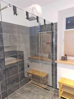 Douche, sèche-cheveux, serviettes fournies, papier toilette
