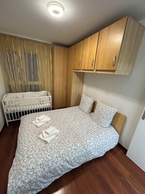 2 bedrooms, iron/ironing board, travel cot, free WiFi
