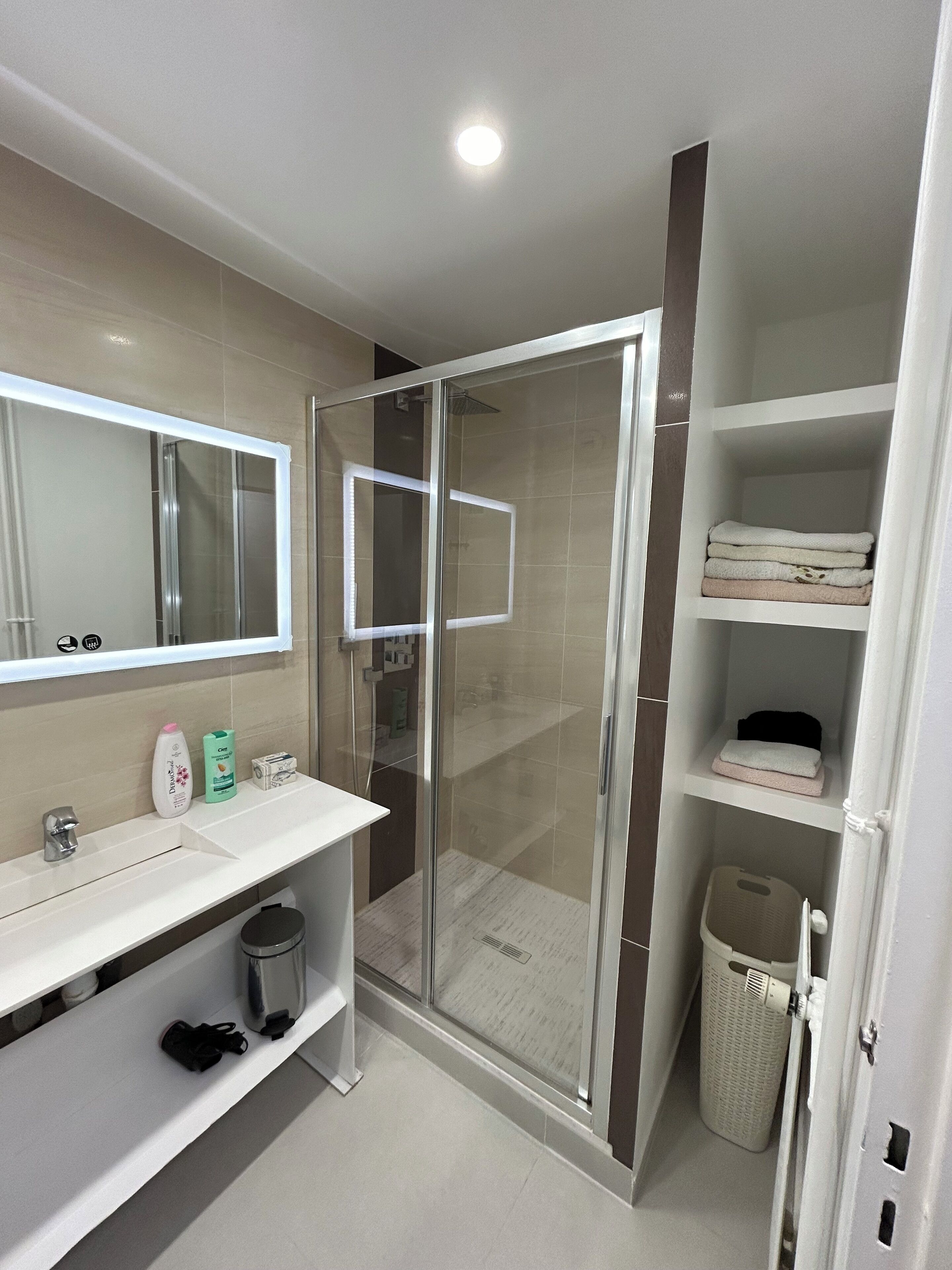 Ducha, artículos de higiene personal gratuitos y secador de pelo