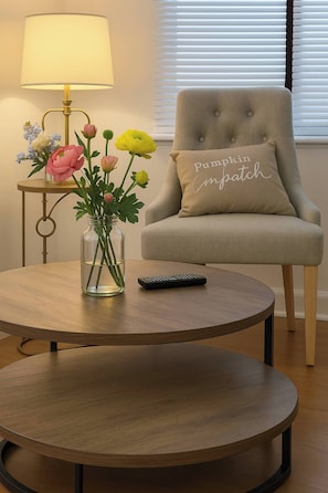 House, 3 Bedrooms | Living room | Books