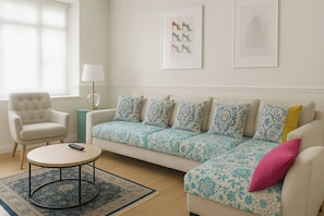 House, 3 Bedrooms | Living room | Books