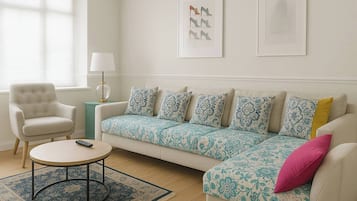 House, 3 Bedrooms | Living room | Flat-screen TV, books