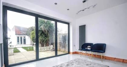 House in Brighton & Hove With Parking