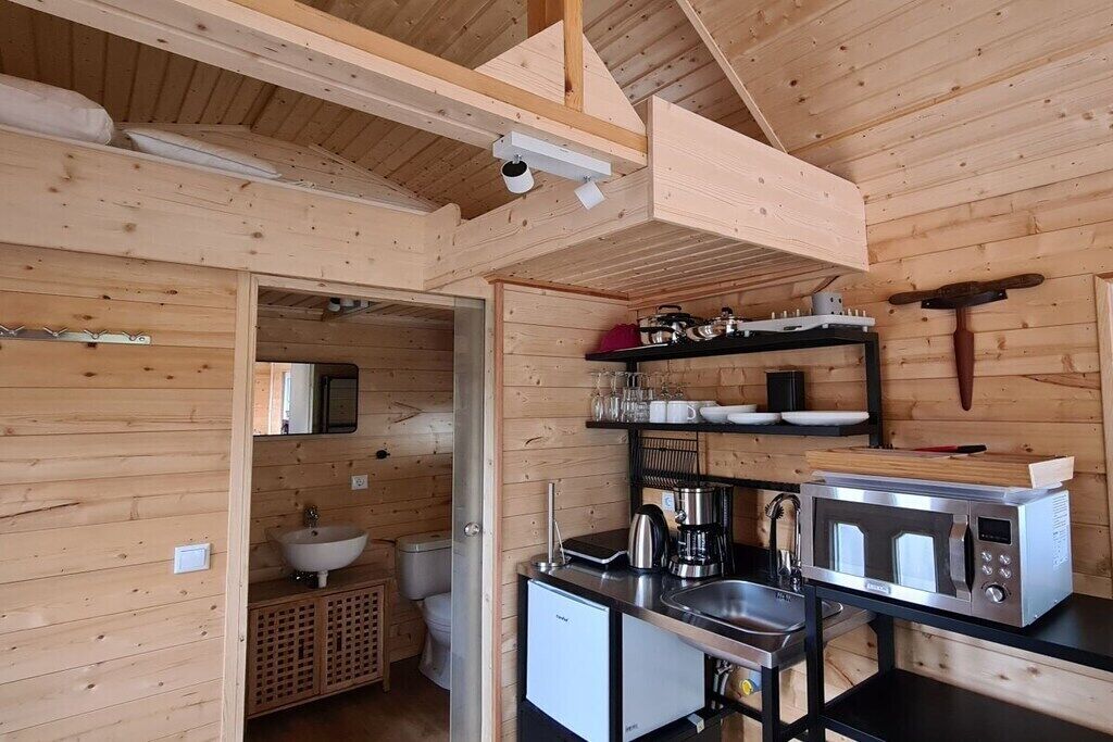 Kühlschrank, Mikrowelle, Herdplatte, Wasserkocher mit Kaffee-/Teezubehör