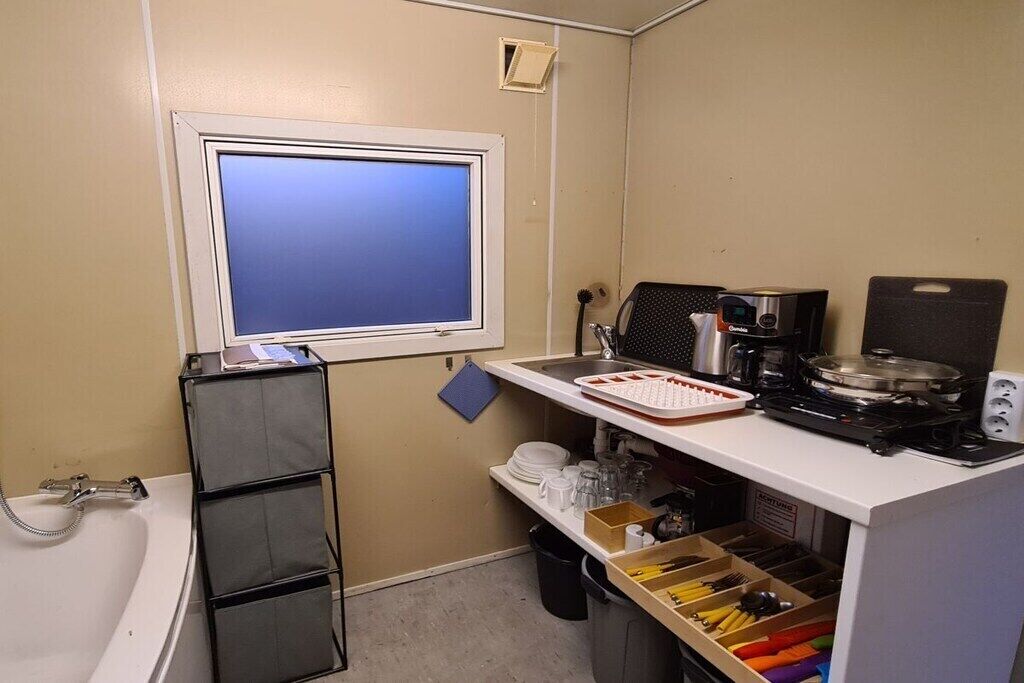 Frigorífico, microondas, placa de cocina y cafetera o tetera