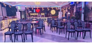Un restaurant doté d’un bar, de chaises à motifs léopard et d’une enseigne au néon.