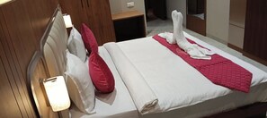 Deluxe Room | Desk, laptop workspace, iron/ironing board, free WiFi