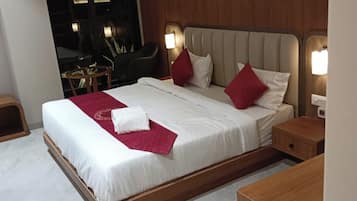 Kamar Deluks | Meja kerja, ruang kerja ramah laptop, dan setrika/meja setrika