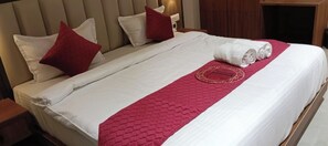 Deluxe Room | Meja, ruang kerja komputer riba, seterika/papan seterika, Wi-fi percuma 