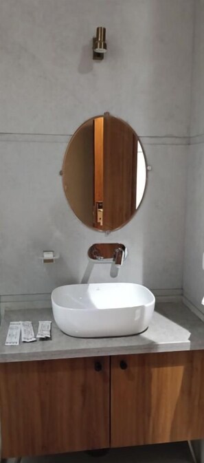 Gabungan pancuran/tab mandi, tuala disediakan, sabun, syampu 