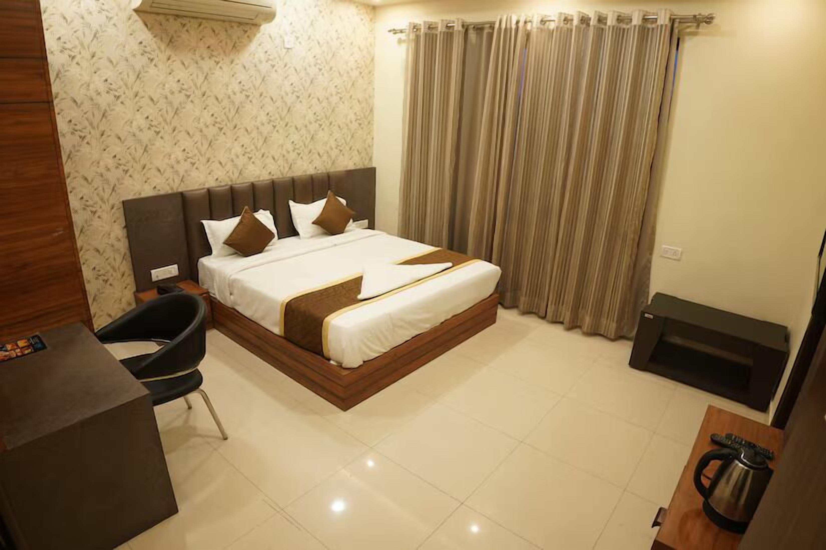 Deluxe Room, Garden View | Desk, free WiFi