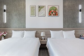 Deluxe vierpersoonskamer, balkon, uitzicht op het strand | Een bureau, een laptopwerkplek, geluiddichte muren, gratis wifi