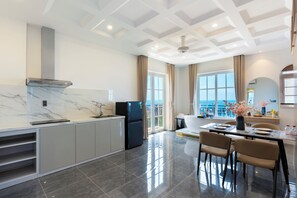 Deluxe vierpersoonskamer, balkon, uitzicht op het strand | Woonruimte