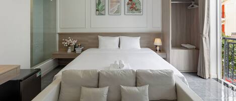 Deluxe Double Room, 1 King Bed, City View | Desk, laptop workspace, soundproofing, free WiFi
