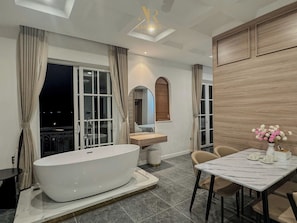 Deluxe Double Room, Ocean View | Living area