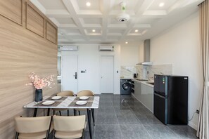 Desk, laptop workspace, soundproofing, free WiFi - Amaris Sunset Hotel (Phu Quoc)