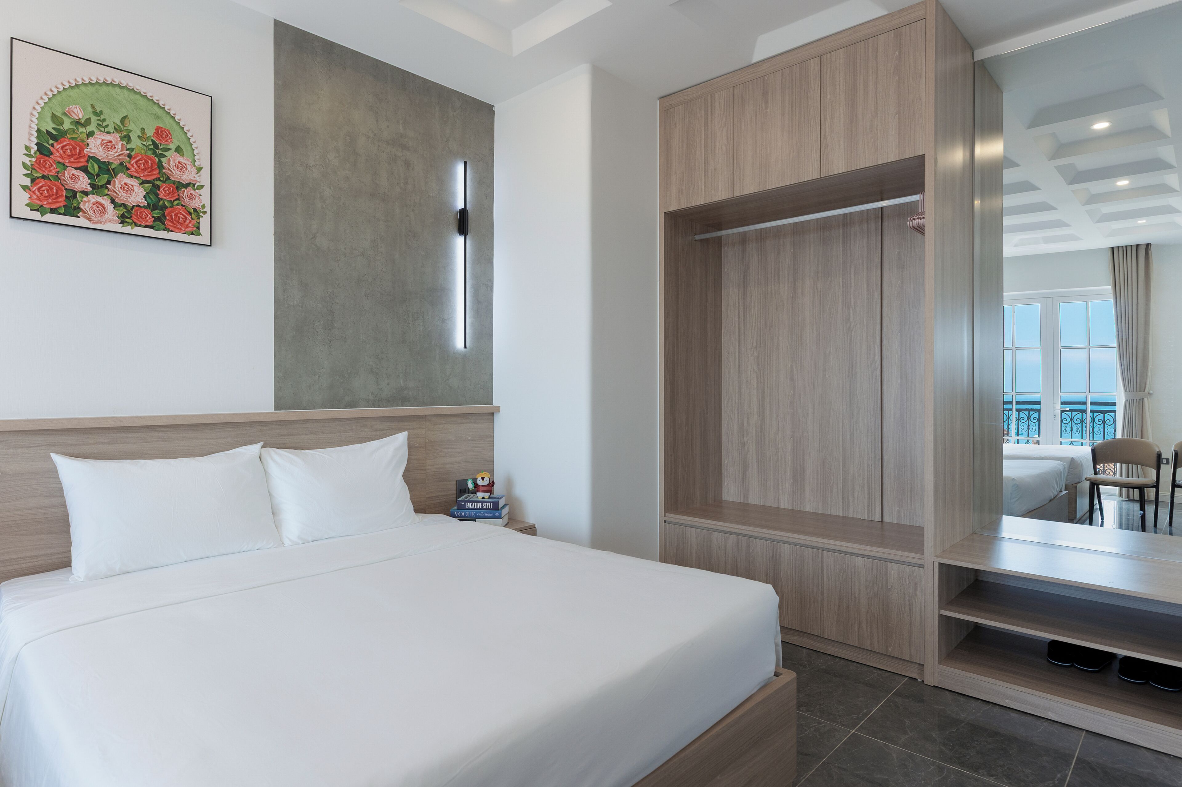 Habitación cuádruple Deluxe, balcón, vistas a la playa | Escritorio y espacio para trabajar con un portátil