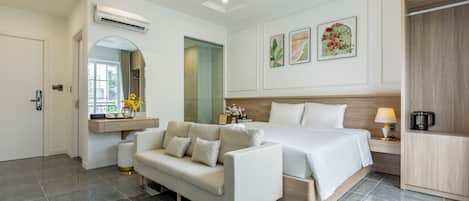 Deluxe Double Room, 1 King Bed, City View | Desk, laptop workspace, soundproofing, free WiFi