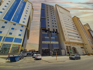 A hotel with a modern facade, multiple floors, and a prominent entrance. - Romance Elite Hotel (Makkah)