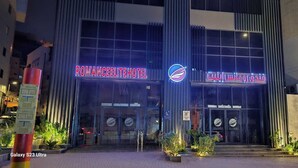 Romance Elite Hotel set fra ydersiden, med moderne design, store glasfacader og en markant indgang.