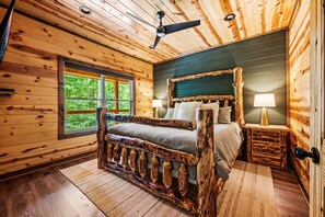 4 bedrooms, iron/ironing board, travel crib, free WiFi - Indoor Pool|Playground|Fire Pit|Theater Room (Sevierville)