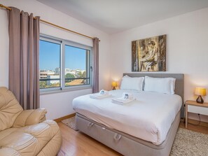 2 bedrooms, iron/ironing board, Internet, bed sheets