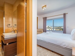 2 室のベッドルーム、アイロン / アイロン台、インターネット、ベッドシーツ
