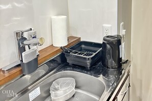 Standard Studio, Multiple Beds, Non Smoking, Kitchen | Private kitchen