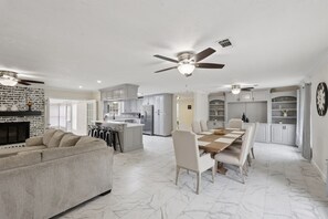 Smart TV, fireplace - Spacious 5 bedroom home in Bridge City w/ pool (Bridge City)